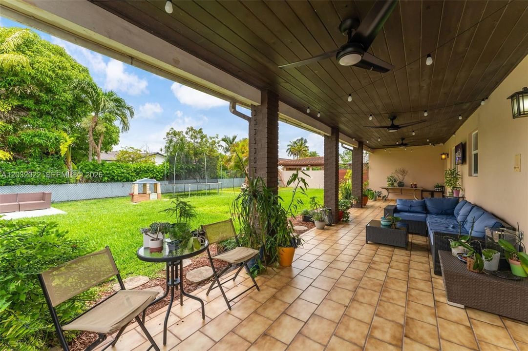 For Sale: $850,000 (4 beds, 2 baths, 1884 Square Feet)