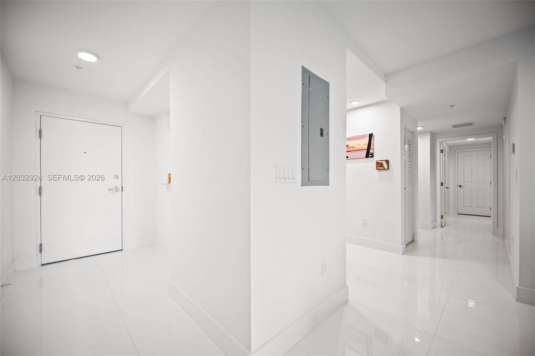 For Sale: $385,900 (2 beds, 2 baths, 1206 Square Feet)