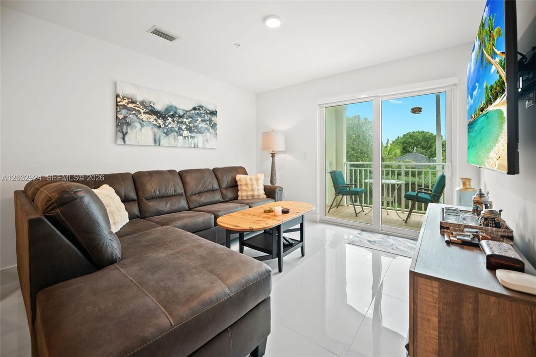 For Sale: $385,900 (2 beds, 2 baths, 1206 Square Feet)