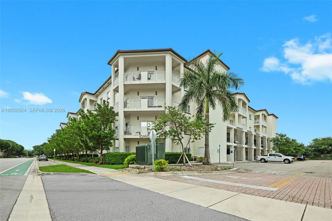For Sale: $385,900 (2 beds, 2 baths, 1206 Square Feet)