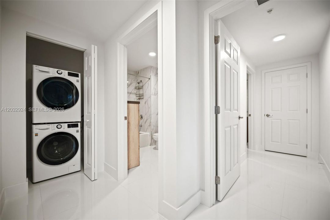 For Sale: $385,900 (2 beds, 2 baths, 1206 Square Feet)