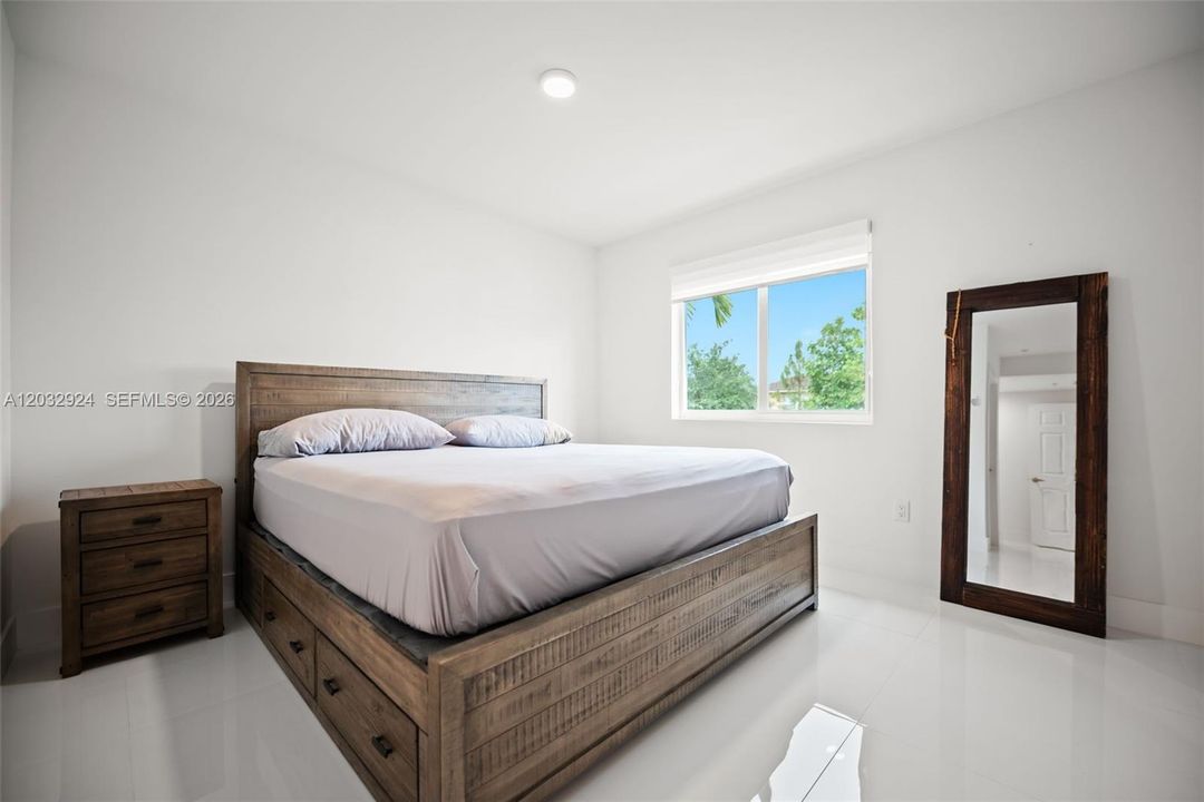 For Sale: $385,900 (2 beds, 2 baths, 1206 Square Feet)