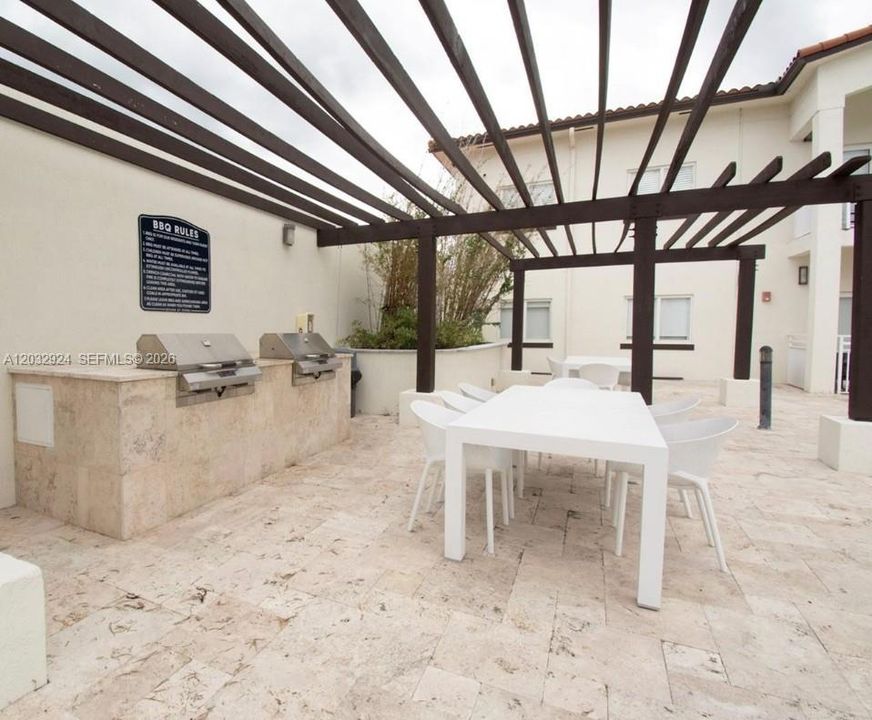 For Sale: $385,900 (2 beds, 2 baths, 1206 Square Feet)