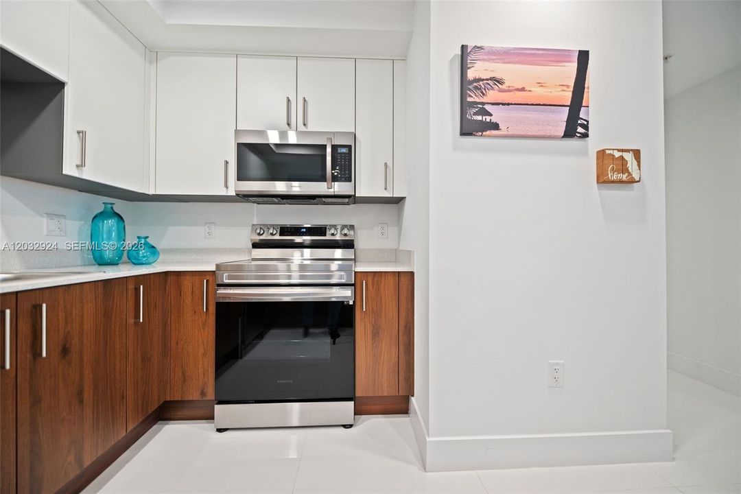 For Sale: $385,900 (2 beds, 2 baths, 1206 Square Feet)