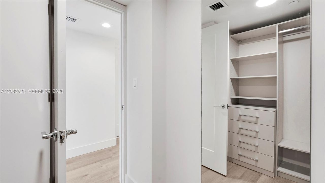 For Rent: $3,459 (1 beds, 1 baths, 1036 Square Feet)
