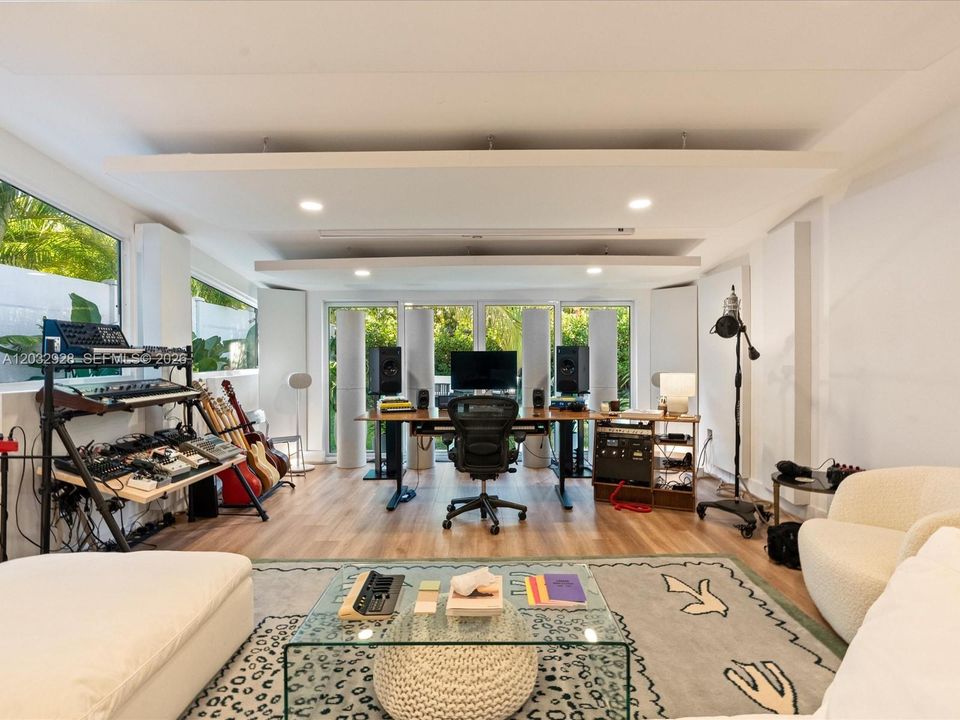 For Sale: $1,799,000 (4 beds, 3 baths, 2132 Square Feet)