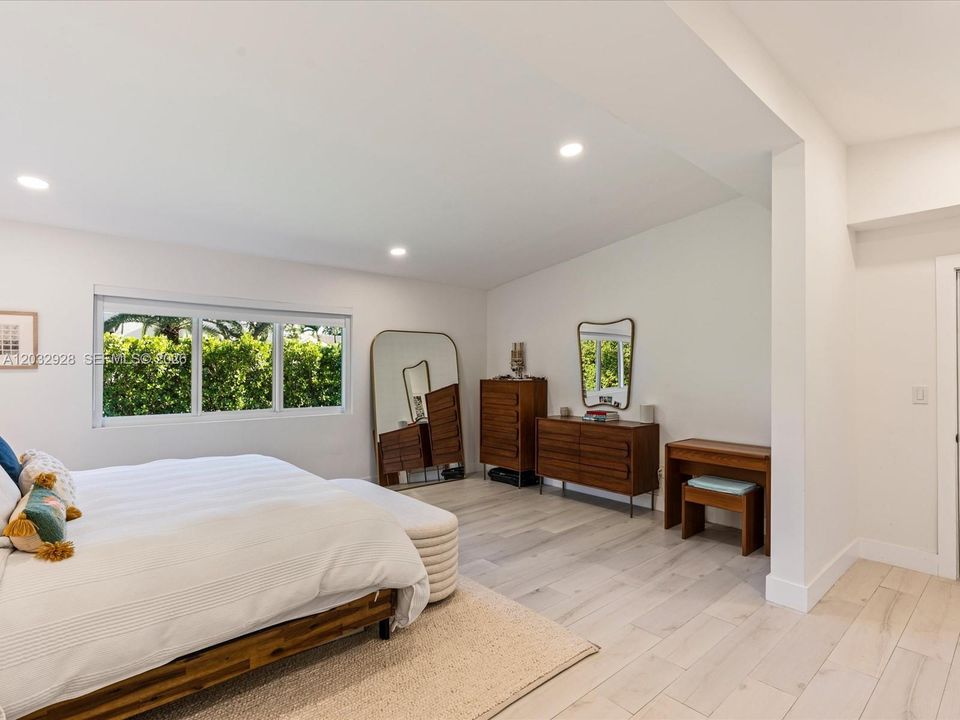 For Sale: $1,799,000 (4 beds, 3 baths, 2132 Square Feet)