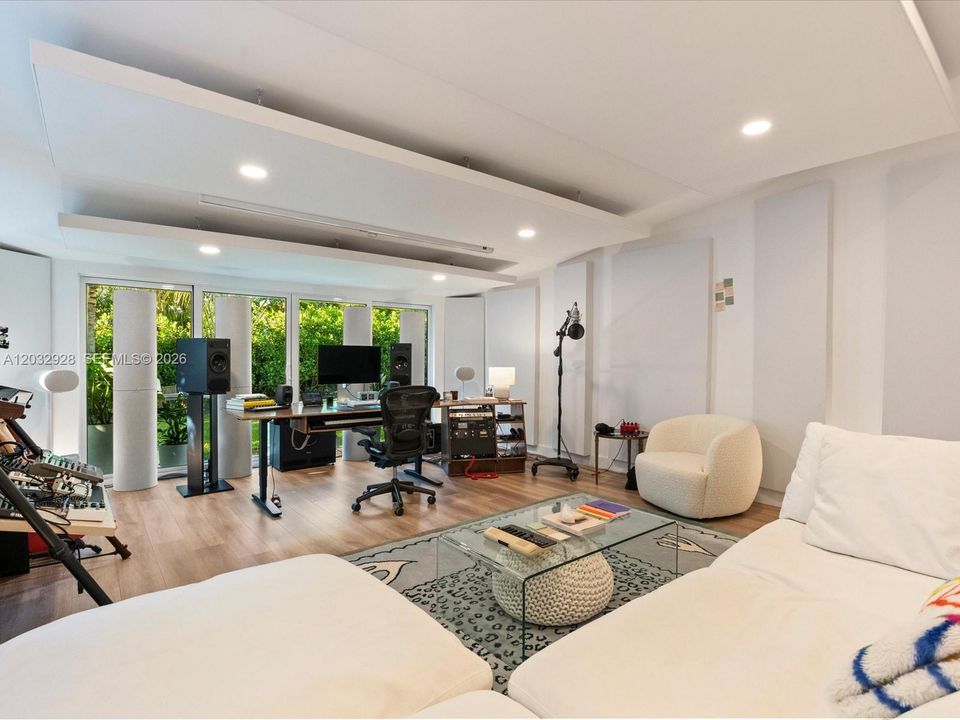 For Sale: $1,799,000 (4 beds, 3 baths, 2132 Square Feet)