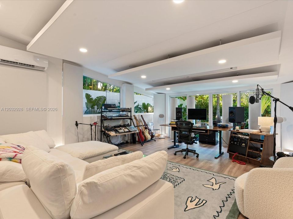 For Sale: $1,799,000 (4 beds, 3 baths, 2132 Square Feet)
