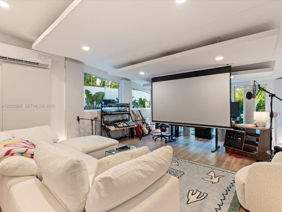 For Sale: $1,799,000 (4 beds, 3 baths, 2132 Square Feet)