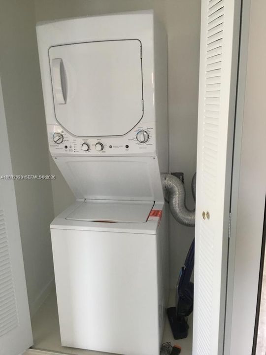 For Sale: $245,000 (1 beds, 1 baths, 467 Square Feet)