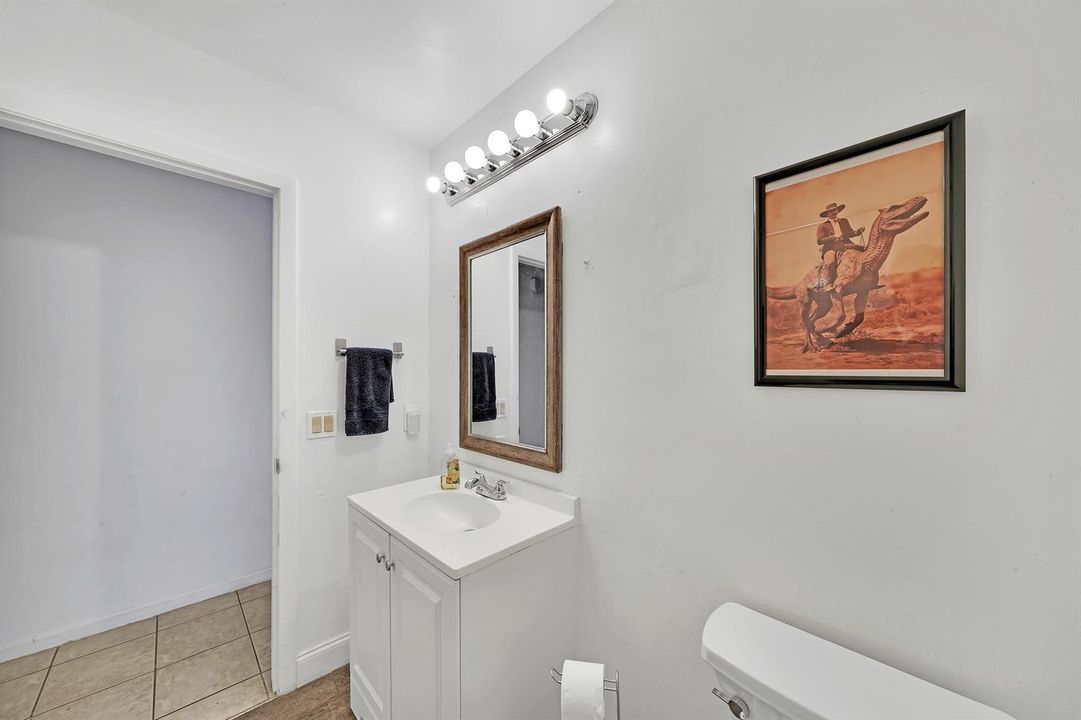 8 Guest Bathroom (3)