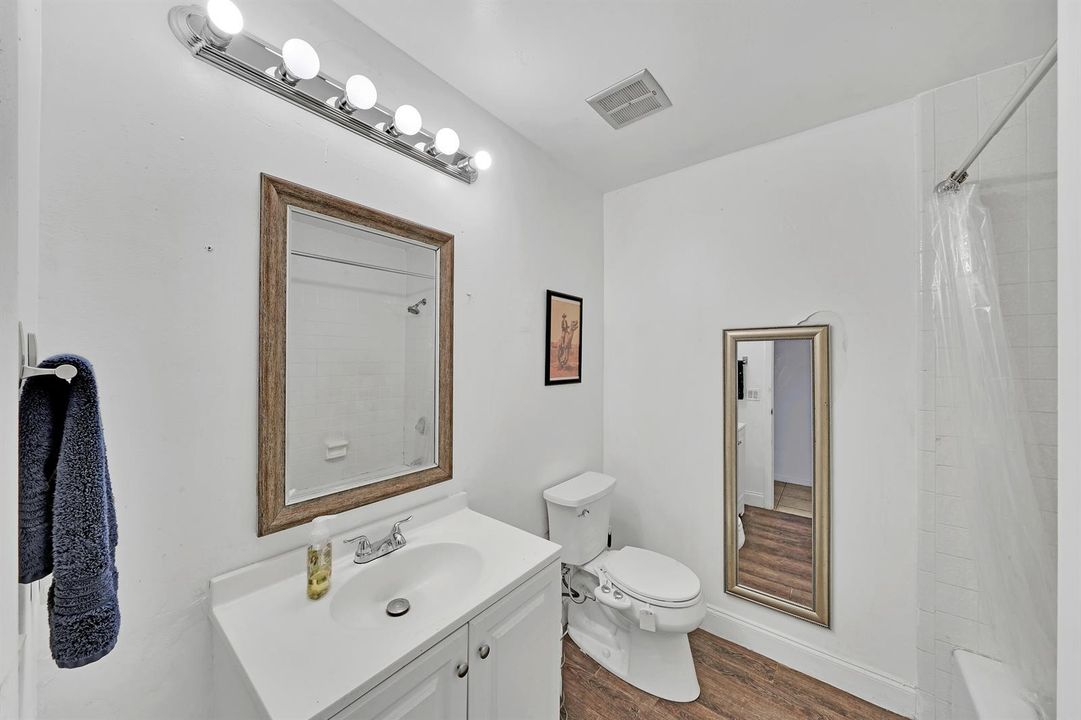 8 Guest Bathroom (2)