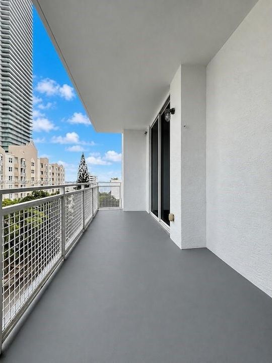 Active With Contract: $2,650 (1 beds, 1 baths, 652 Square Feet)