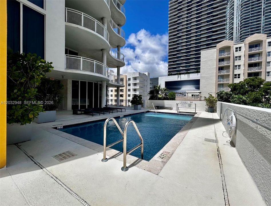 Active With Contract: $2,650 (1 beds, 1 baths, 652 Square Feet)