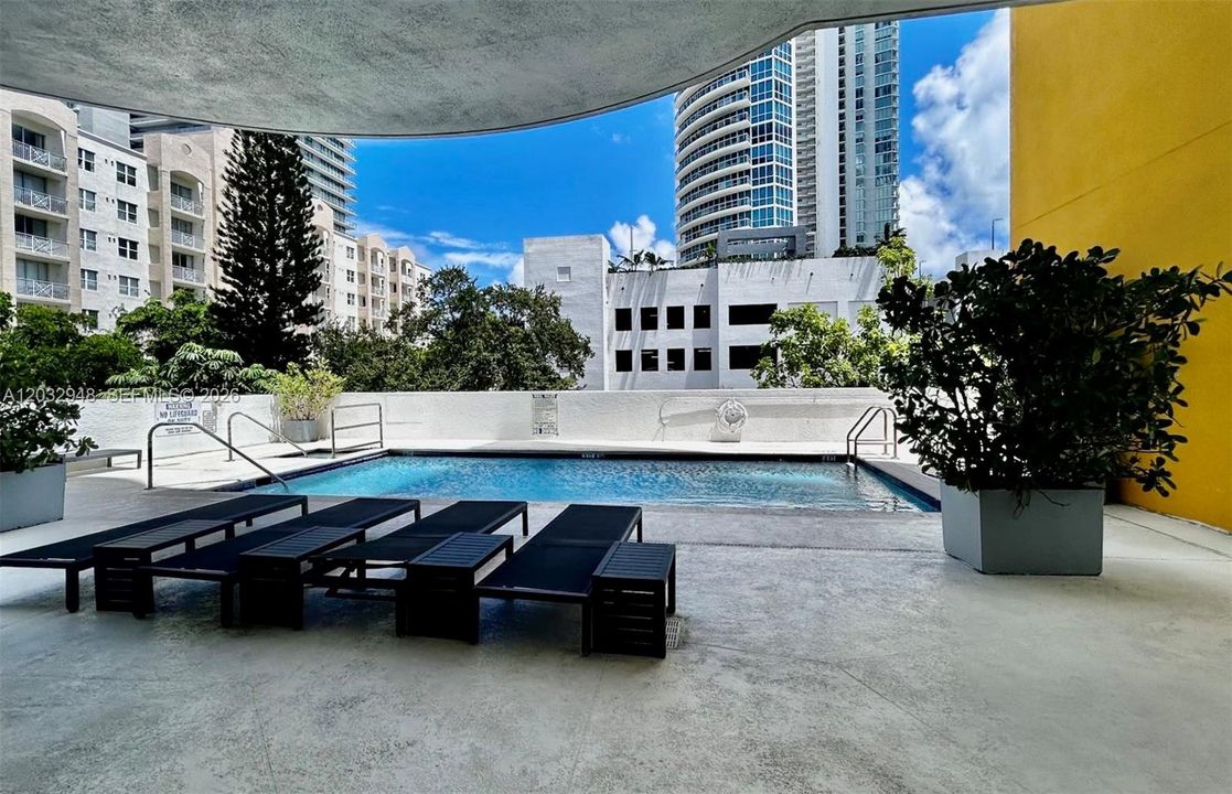 Active With Contract: $2,650 (1 beds, 1 baths, 652 Square Feet)