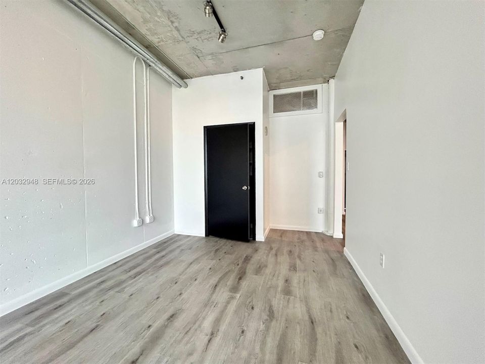 Active With Contract: $2,650 (1 beds, 1 baths, 652 Square Feet)