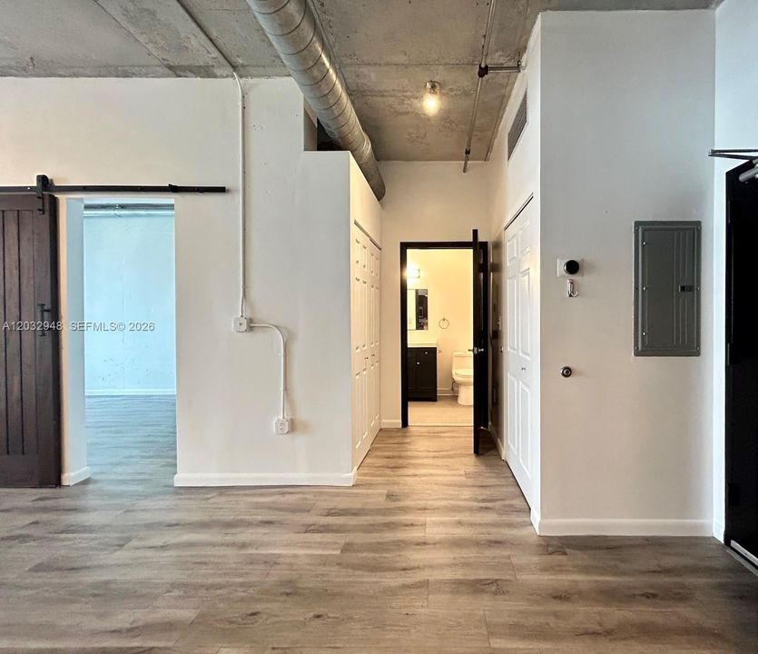 Active With Contract: $2,650 (1 beds, 1 baths, 652 Square Feet)