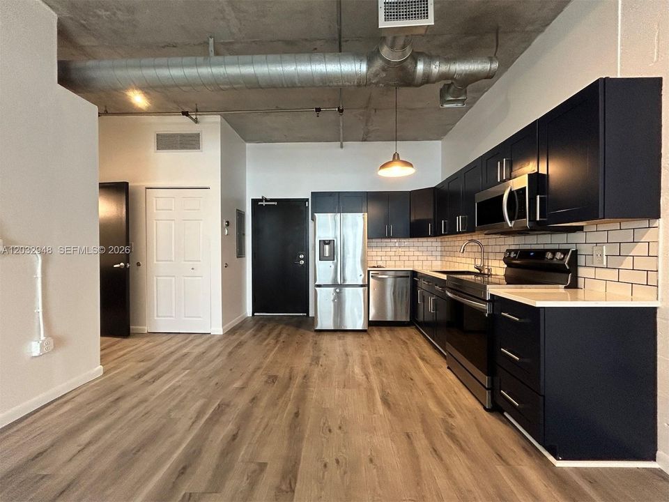 Active With Contract: $2,650 (1 beds, 1 baths, 652 Square Feet)
