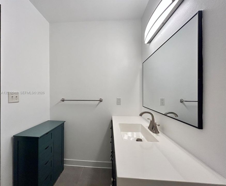 Active With Contract: $2,650 (1 beds, 1 baths, 652 Square Feet)