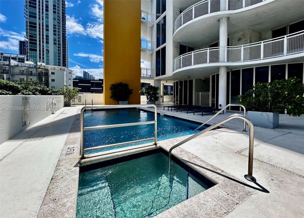 Active With Contract: $2,650 (1 beds, 1 baths, 652 Square Feet)