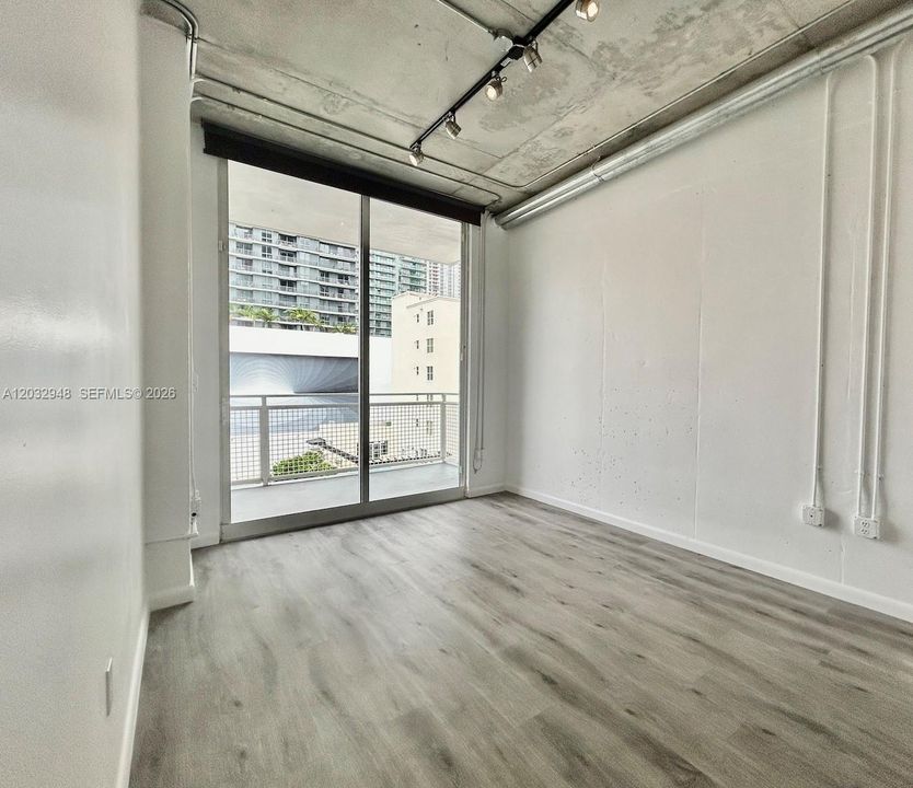 Active With Contract: $2,650 (1 beds, 1 baths, 652 Square Feet)
