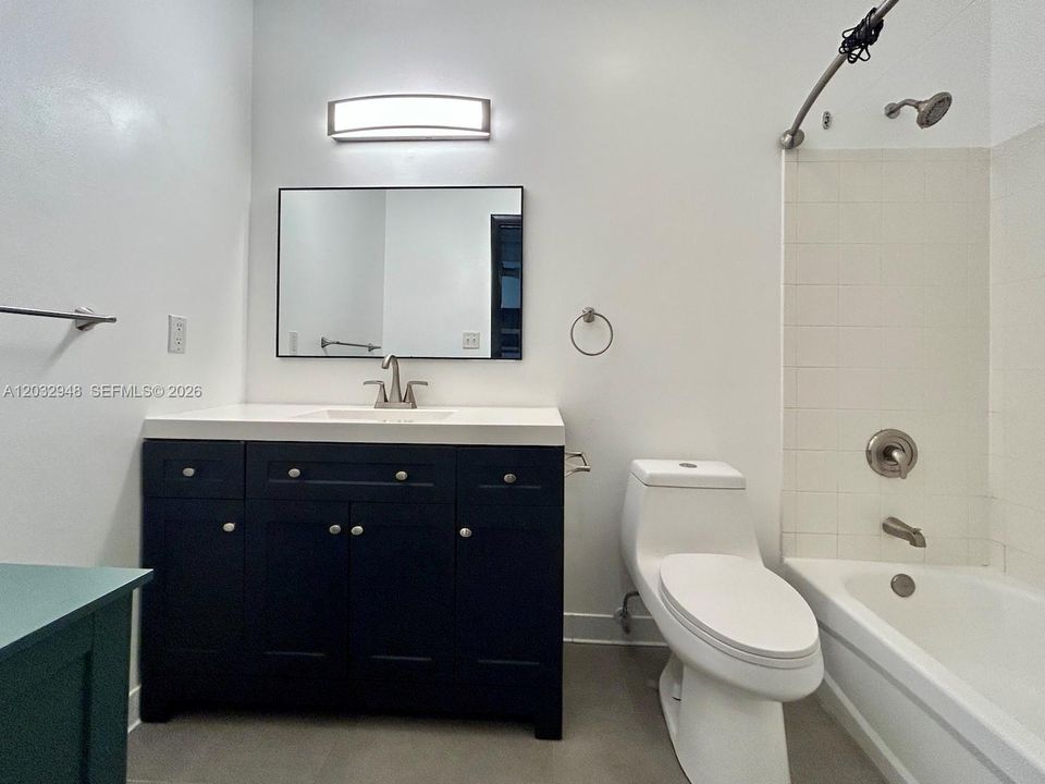 Active With Contract: $2,650 (1 beds, 1 baths, 652 Square Feet)