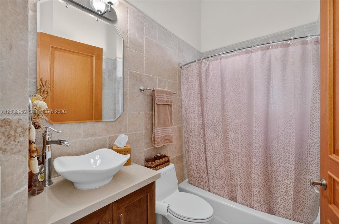 For Sale: $2,375,000 (6 beds, 5 baths, 3944 Square Feet)