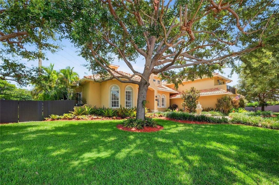 For Sale: $2,375,000 (6 beds, 5 baths, 3944 Square Feet)