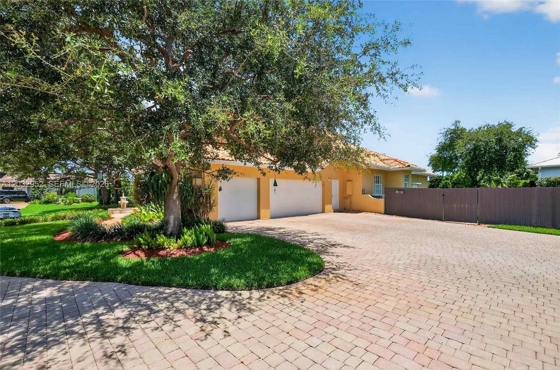 For Sale: $2,375,000 (6 beds, 5 baths, 3944 Square Feet)