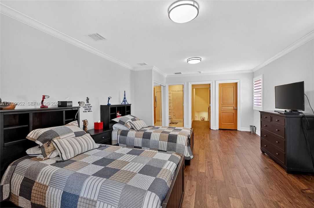 For Sale: $2,375,000 (6 beds, 5 baths, 3944 Square Feet)
