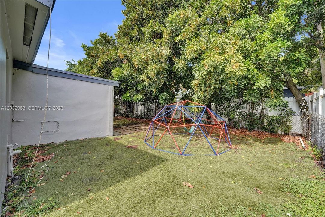 For Sale: $525,000 (3 beds, 1 baths, 1268 Square Feet)