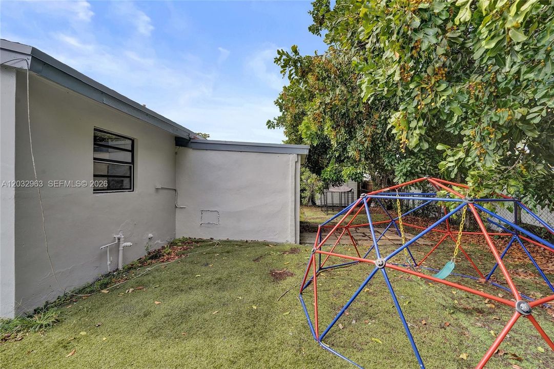 For Sale: $525,000 (3 beds, 1 baths, 1268 Square Feet)