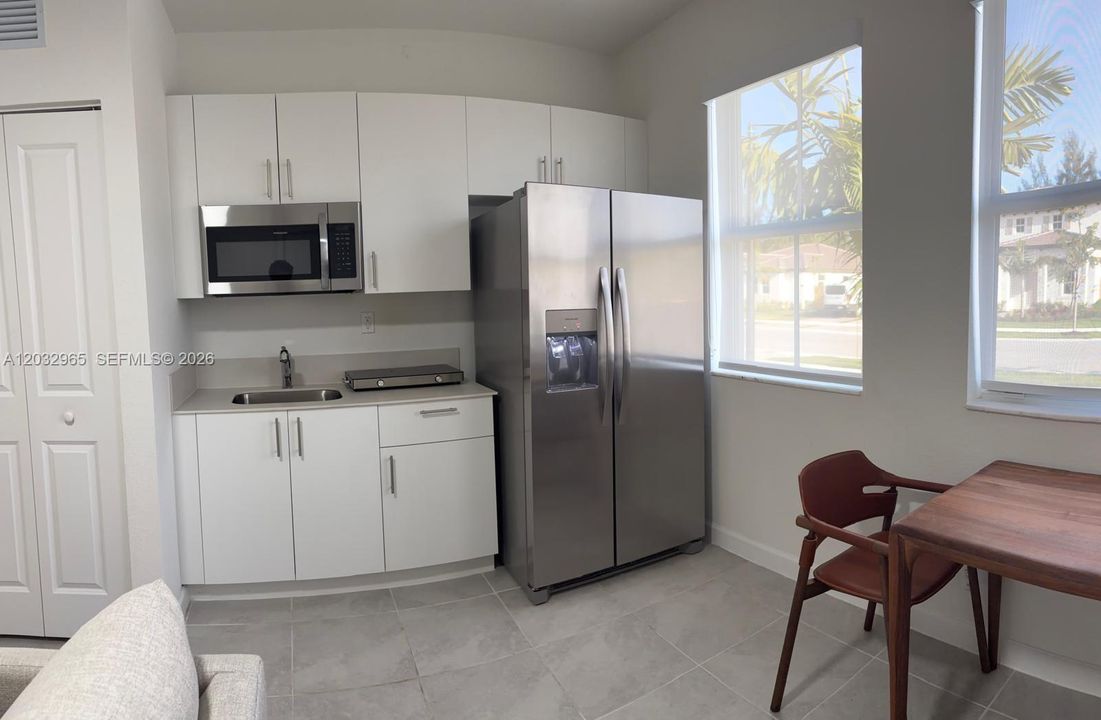 Под контрактом: $1,500 (1 спален, 1 ванн, 2319 Квадратных фут)