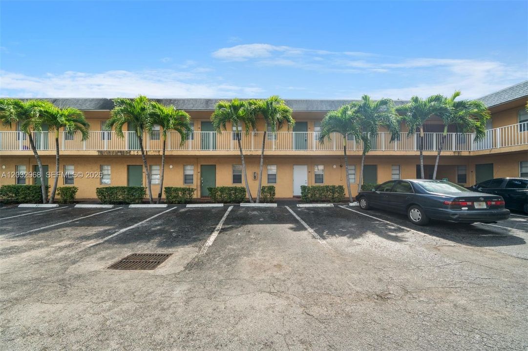 For Sale: $129,900 (1 beds, 1 baths, 412 Square Feet)