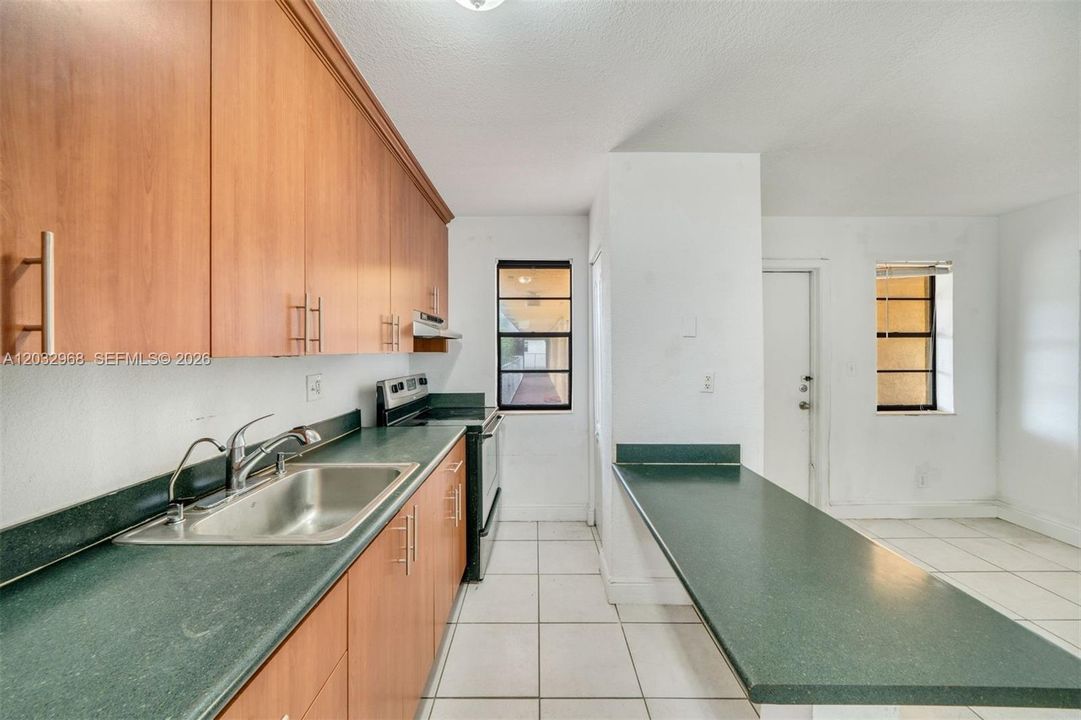 For Sale: $129,900 (1 beds, 1 baths, 412 Square Feet)