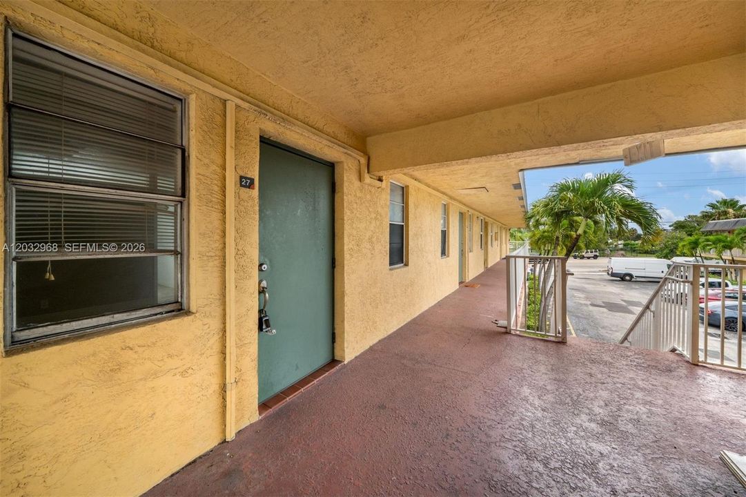 For Sale: $129,900 (1 beds, 1 baths, 412 Square Feet)