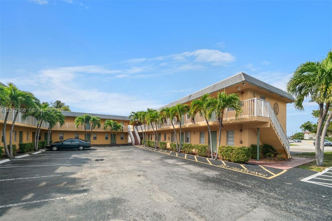 For Sale: $129,900 (1 beds, 1 baths, 412 Square Feet)