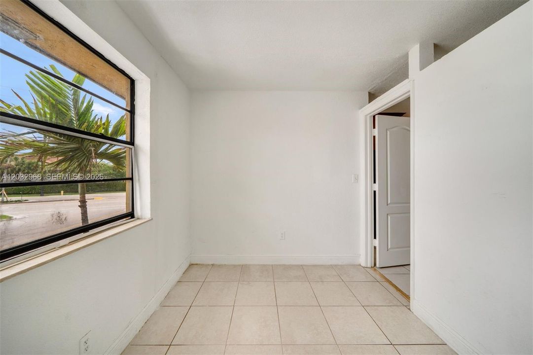 For Sale: $129,900 (1 beds, 1 baths, 412 Square Feet)