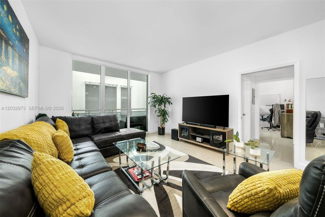 For Sale: $415,000 (1 beds, 1 baths, 692 Square Feet)