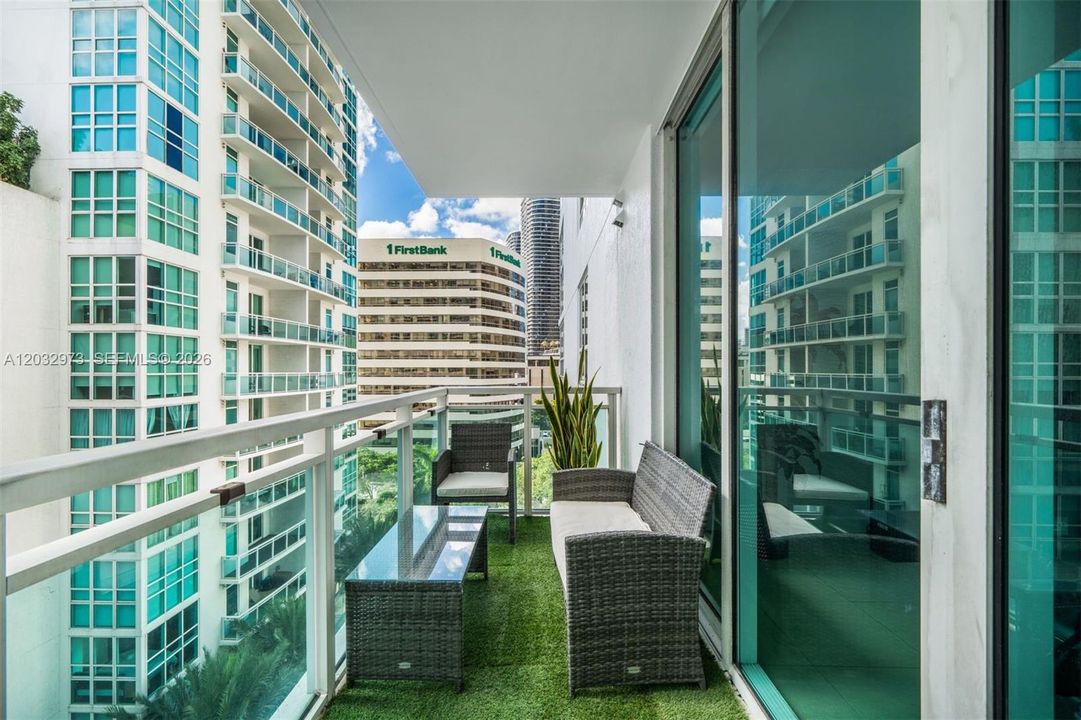 For Sale: $415,000 (1 beds, 1 baths, 692 Square Feet)