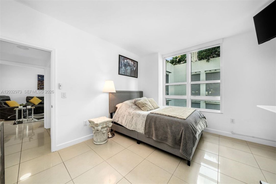 For Sale: $415,000 (1 beds, 1 baths, 692 Square Feet)