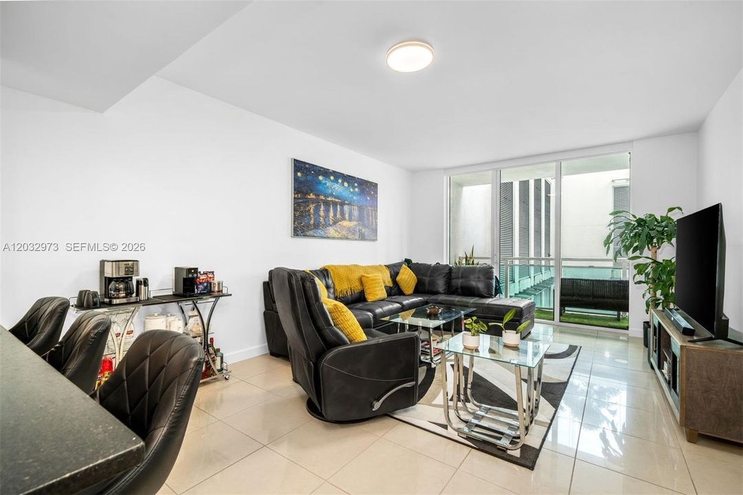 For Sale: $415,000 (1 beds, 1 baths, 692 Square Feet)