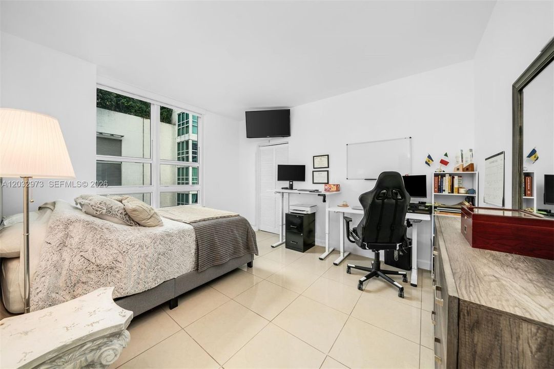 For Sale: $415,000 (1 beds, 1 baths, 692 Square Feet)