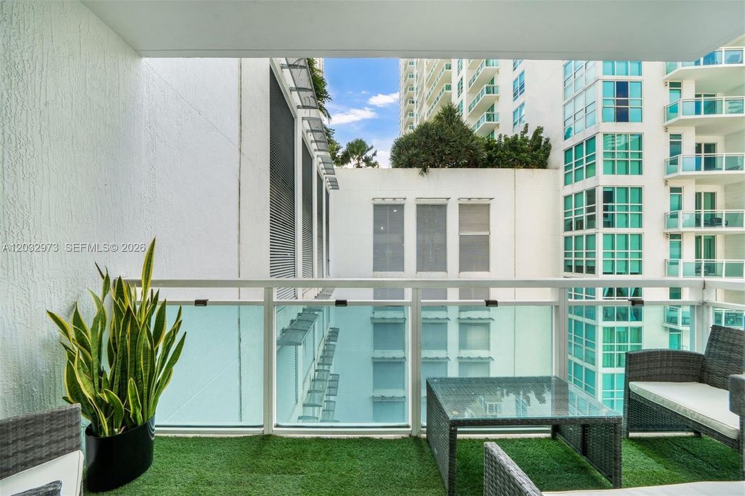 For Sale: $415,000 (1 beds, 1 baths, 692 Square Feet)