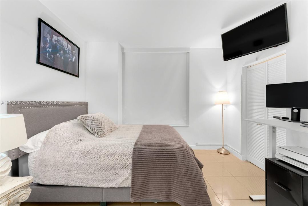 For Sale: $415,000 (1 beds, 1 baths, 692 Square Feet)