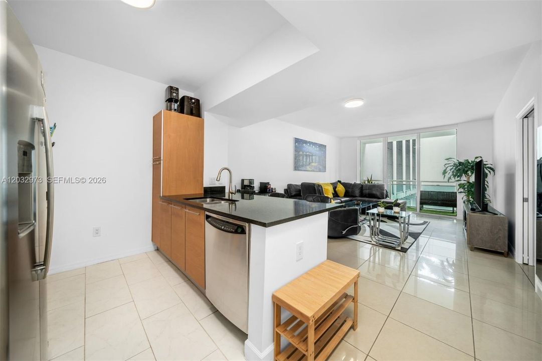 For Sale: $415,000 (1 beds, 1 baths, 692 Square Feet)