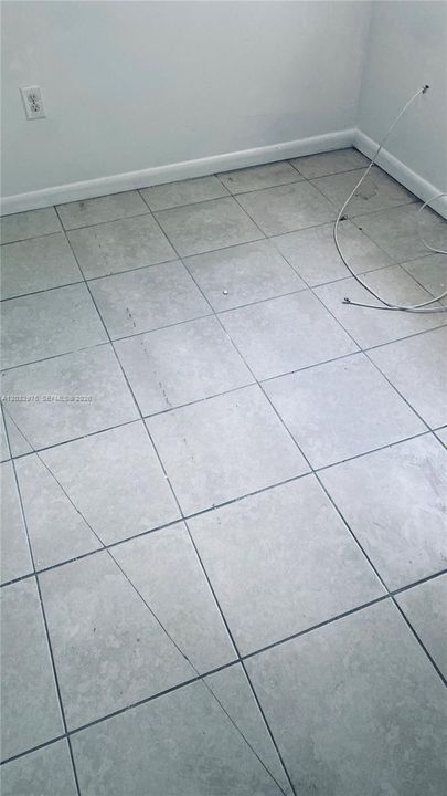 For Rent: $1,300 (1 beds, 1 baths, 1060 Square Feet)