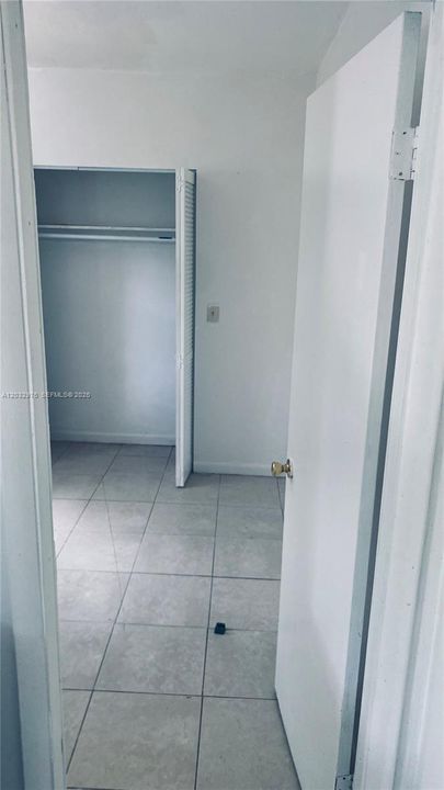 For Rent: $1,300 (1 beds, 1 baths, 1060 Square Feet)