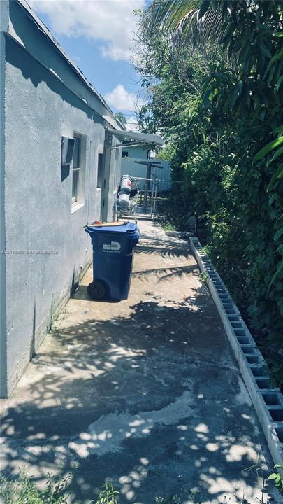 For Rent: $1,300 (1 beds, 1 baths, 1060 Square Feet)